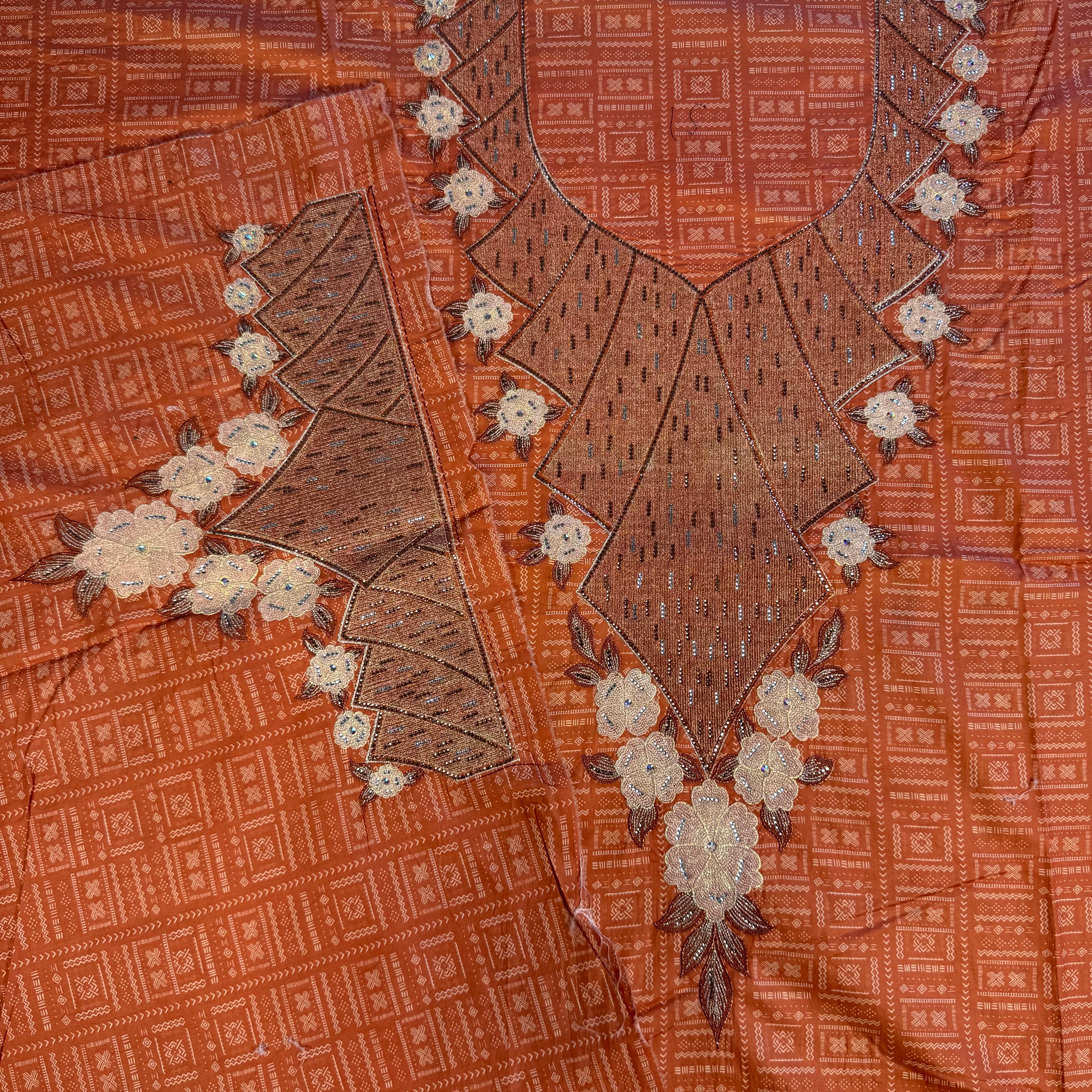Laser-cut مخوَر with gemstone accents